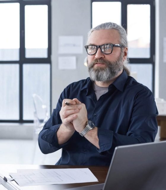 businessman-sitting-at-the-table-2021-09-01-11-20-54-utc-e1671073450770.jpg